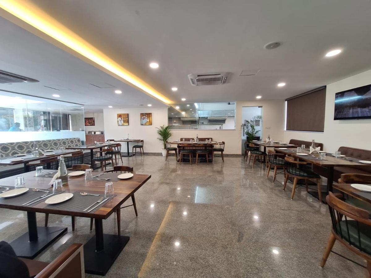 Rr Galaxy Hotel Gurgaon Exterior photo