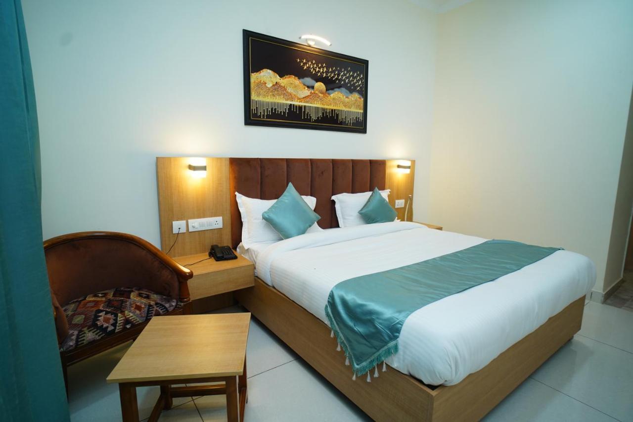 Rr Galaxy Hotel Gurgaon Exterior photo
