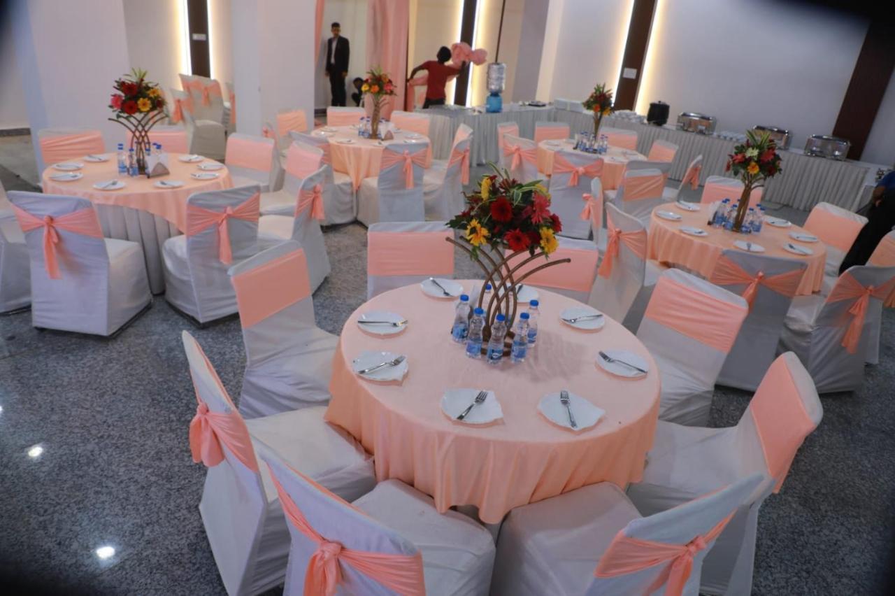 Rr Galaxy Hotel Gurgaon Exterior photo