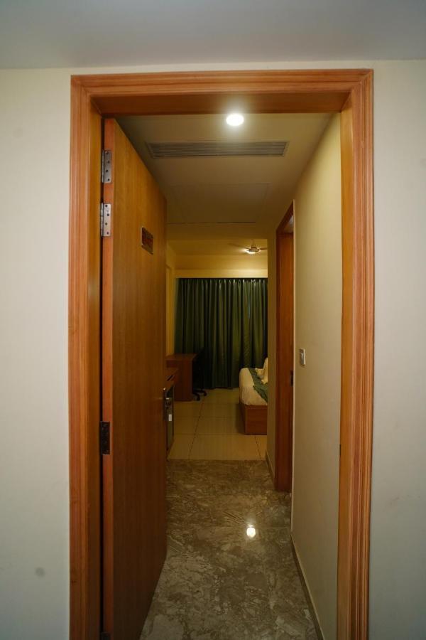 Rr Galaxy Hotel Gurgaon Exterior photo