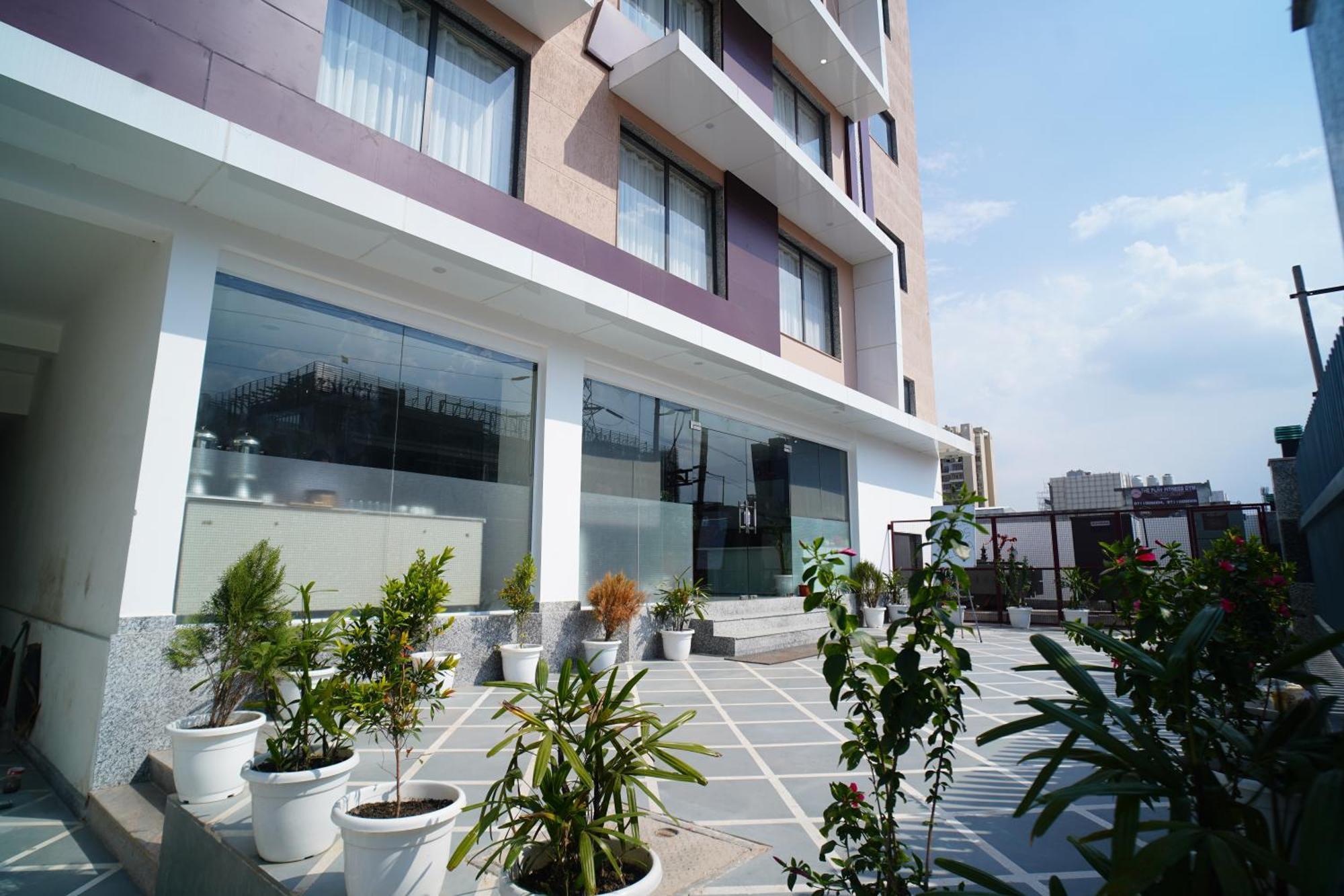 Rr Galaxy Hotel Gurgaon Exterior photo